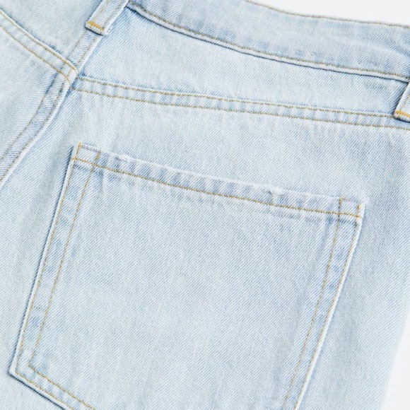 ๐ ULTRA HIGH DITRESSED MOM JEANS LIGHT WASH SIZE 2 ๐๐ฆ๐๐ฌ๐ต๐๐๐ท๐ฉต - Picture 2 of 9